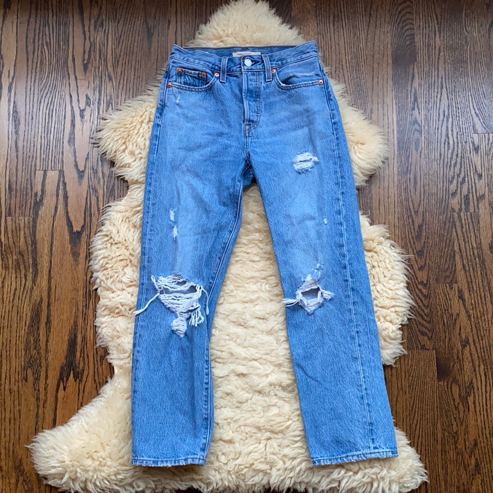 LEVI’S Wedgie Straight Ripped Jeans in 25!